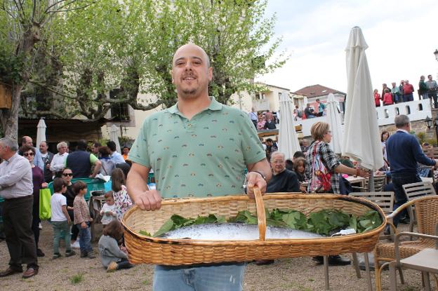 Christian de Diego, con el campanu, junto al Puente Romano, zona abarrotada de público. 