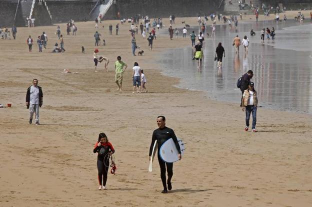 Gijón. Algunos se animaron a lucir bañador en la playa de San Lorenzo. 