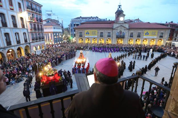 Las cofradías de Nuestro Padre Jesús de Galiana, San Juan Evangelista y la Dolorosa, en la plaza de España durante el sermón del Arzobispo. 