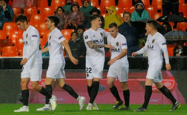 Los jugadores del Valencia celebran el 1-0 en Mestalla. 