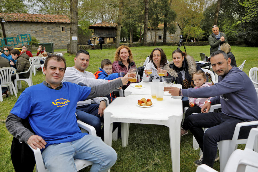 La celebración de la primera sidre del año en Gijón que tiene lugar en el Pueblo de Asturias desde el jueves 18 de abril hasta el domingo 21.