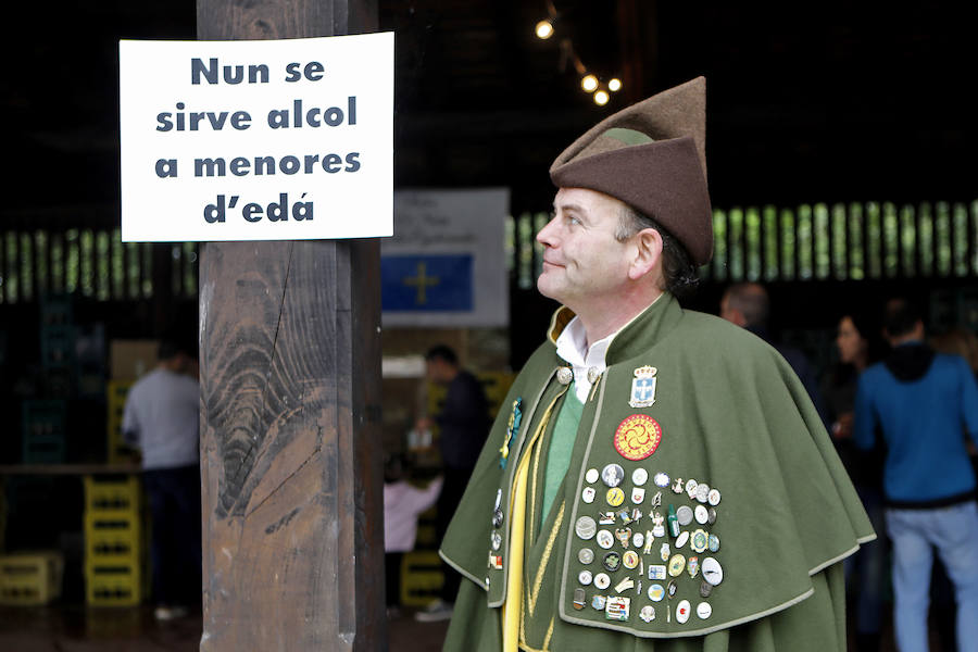 La celebración de la primera sidre del año en Gijón que tiene lugar en el Pueblo de Asturias desde el jueves 18 de abril hasta el domingo 21.