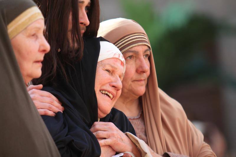 El Vía Crucis Viviente de Infiesto vivió este viernes una de sus jornadas más exitosas y multitudinarias. Se completó la sexta edición de una actividad que ya se ha ganado un lugar destacado entre las celebraciones de Semana Santa en Asturias.
