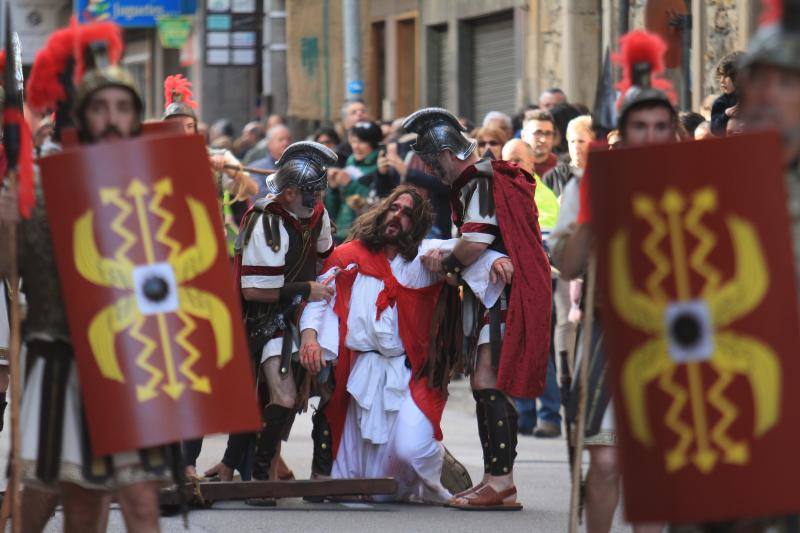 El Vía Crucis Viviente de Infiesto vivió este viernes una de sus jornadas más exitosas y multitudinarias. Se completó la sexta edición de una actividad que ya se ha ganado un lugar destacado entre las celebraciones de Semana Santa en Asturias.