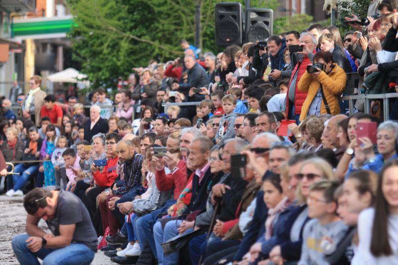 El Vía Crucis Viviente de Infiesto vivió este viernes una de sus jornadas más exitosas y multitudinarias. Se completó la sexta edición de una actividad que ya se ha ganado un lugar destacado entre las celebraciones de Semana Santa en Asturias.
