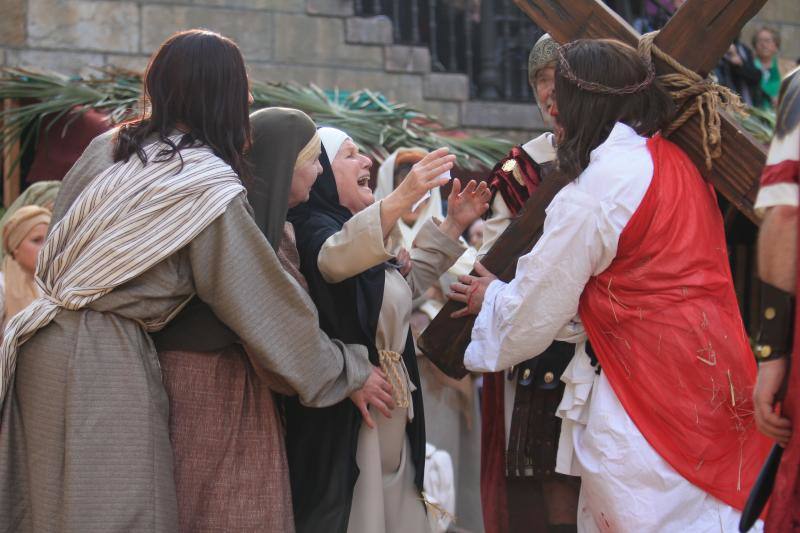 El Vía Crucis Viviente de Infiesto vivió este viernes una de sus jornadas más exitosas y multitudinarias. Se completó la sexta edición de una actividad que ya se ha ganado un lugar destacado entre las celebraciones de Semana Santa en Asturias.