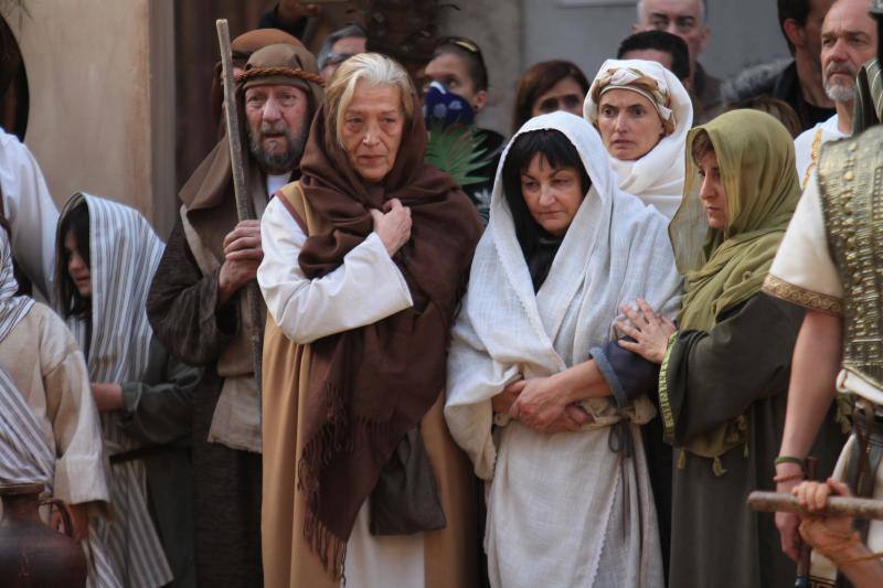 El Vía Crucis Viviente de Infiesto vivió este viernes una de sus jornadas más exitosas y multitudinarias. Se completó la sexta edición de una actividad que ya se ha ganado un lugar destacado entre las celebraciones de Semana Santa en Asturias.