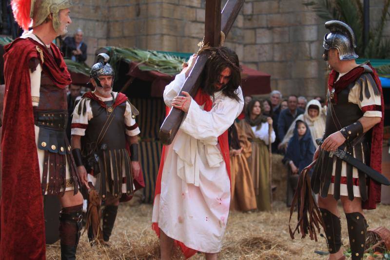 El Vía Crucis Viviente de Infiesto vivió este viernes una de sus jornadas más exitosas y multitudinarias. Se completó la sexta edición de una actividad que ya se ha ganado un lugar destacado entre las celebraciones de Semana Santa en Asturias.