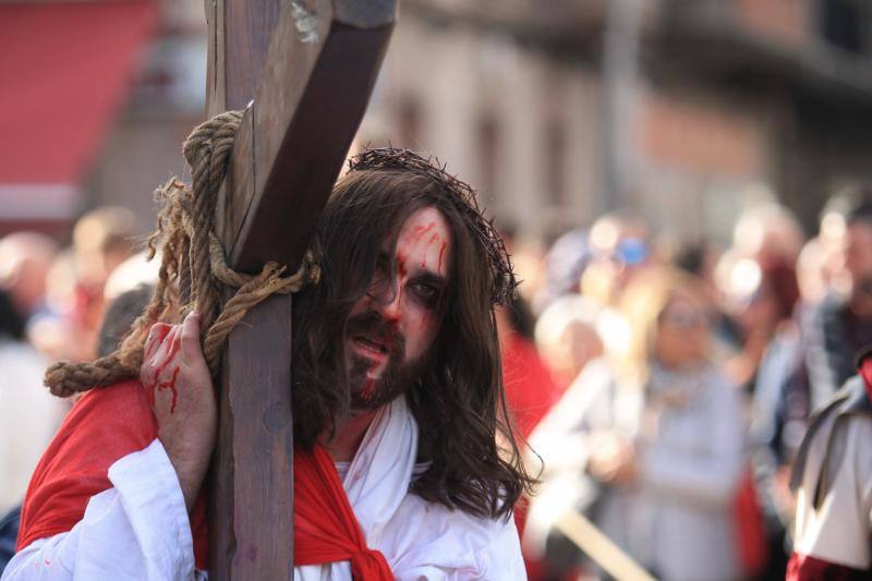 El Vía Crucis Viviente de Infiesto vivió este viernes una de sus jornadas más exitosas y multitudinarias. Se completó la sexta edición de una actividad que ya se ha ganado un lugar destacado entre las celebraciones de Semana Santa en Asturias.