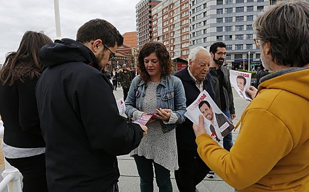 Sofía Castañón, ayer, en un reparto de publicidad electoral en Gijón. 