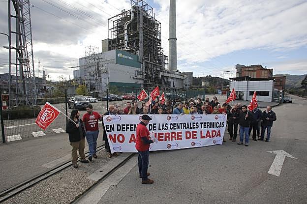 Trabajadores se manifiestan por el futuro de la térmica de Lada. 