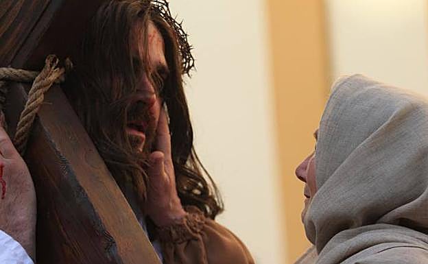 La emotiva recreación del Vía Crucis de Infiesto