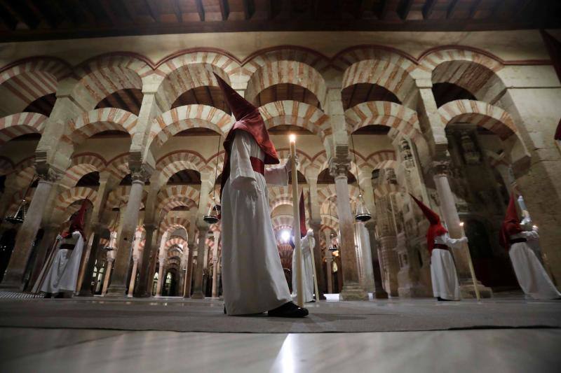 Penitentes en el Viernes Santo de Córdoba.