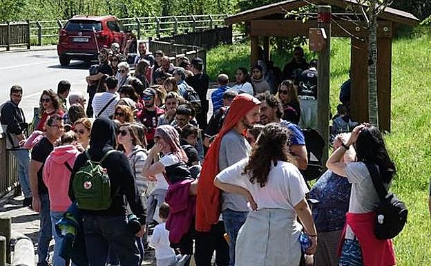 Colas de gente para acceder a los Lagos esta mañana.
