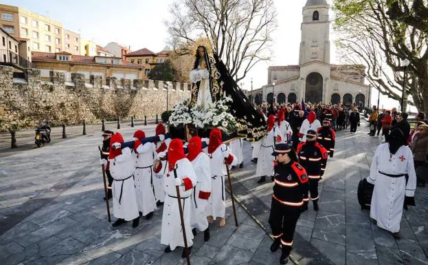 Silencio y devoción el Sábado Santo en Gijón