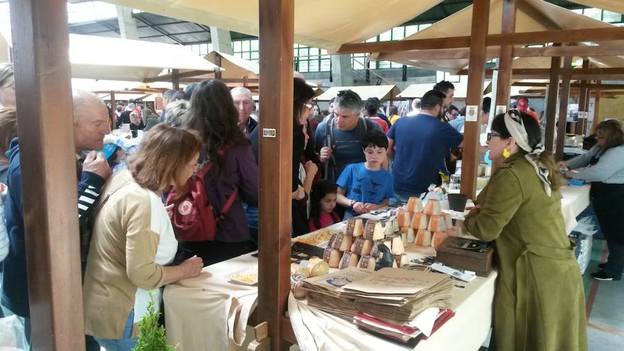 Un total de 45 expositores dieron a conocer sus productos agroalimentarios como embutidos, cerveza o panes, de los cuales 27 eran queserías que pusieron a la ventas sus mejores quesos. 