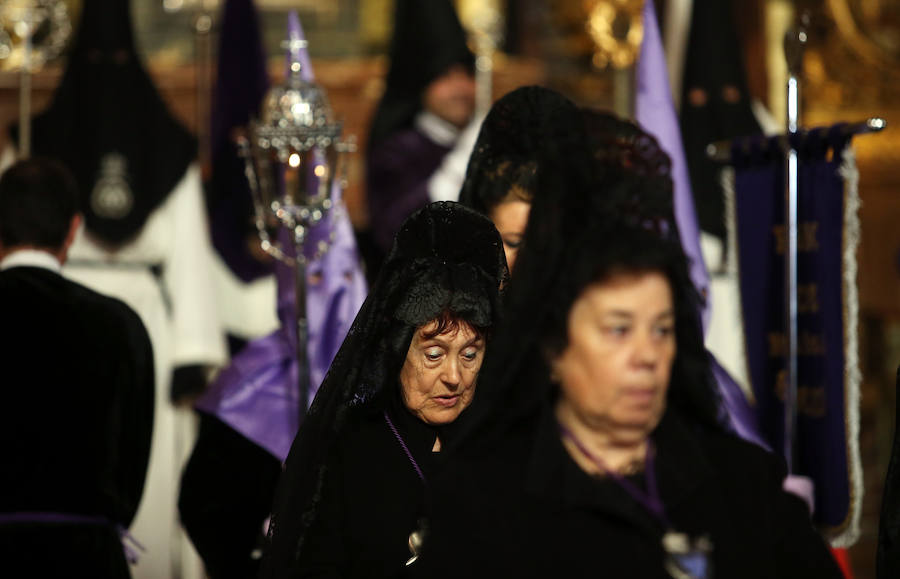 La procesión de la Virgen de la Soledad transcurrió entre decenas de personas por las calles de Oviedo. La cita tradicional de Sábado Santo.