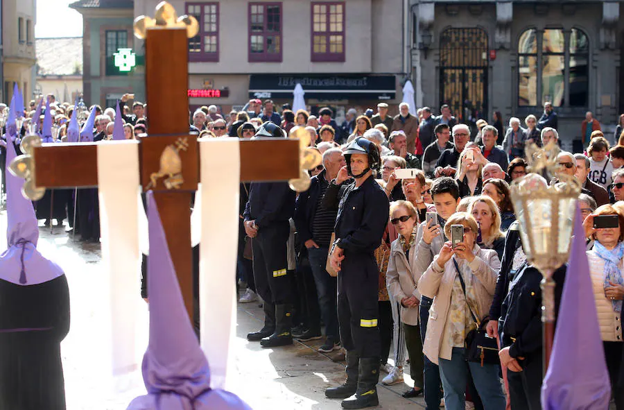 La procesión de la Virgen de la Soledad transcurrió entre decenas de personas por las calles de Oviedo. La cita tradicional de Sábado Santo.