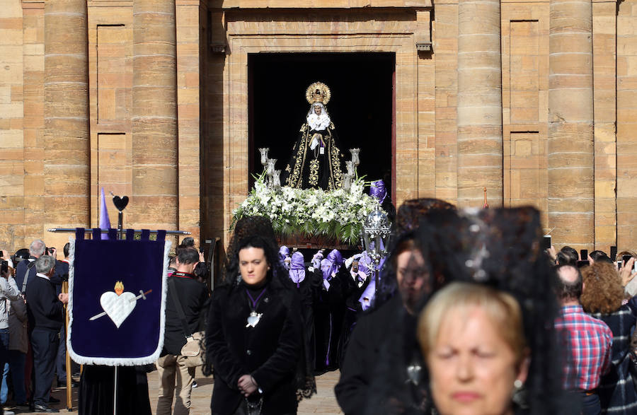 La procesión de la Virgen de la Soledad transcurrió entre decenas de personas por las calles de Oviedo. La cita tradicional de Sábado Santo.