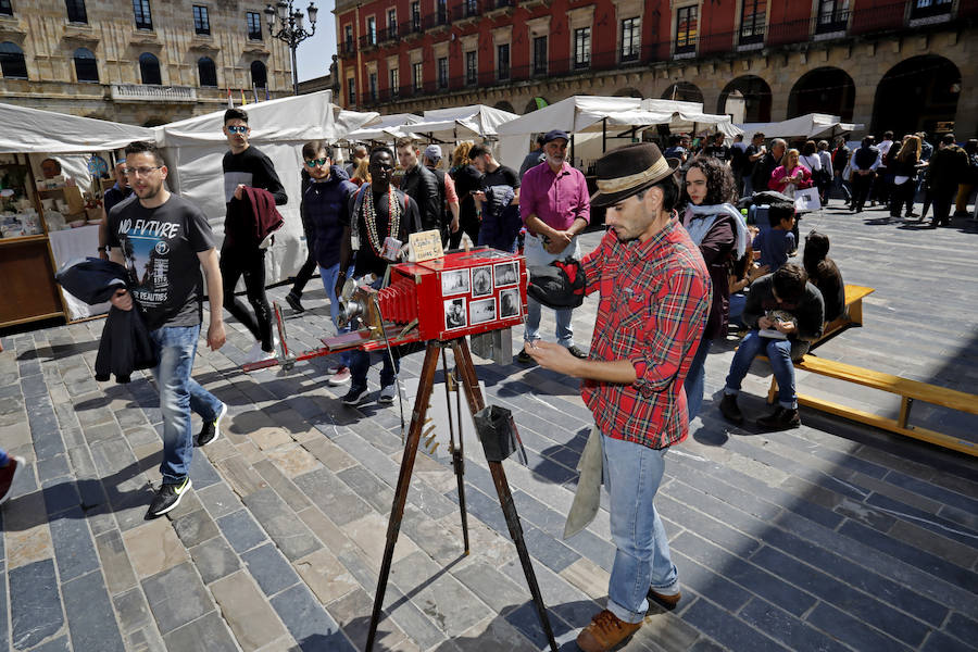 Tras unos inicios de Semana Santa con nubarrones, el buen tiempo se ha instalado el fin de semana permitiendo a propios y turistas disfrutar de los rincones de Gijón