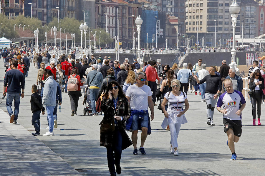 Tras unos inicios de Semana Santa con nubarrones, el buen tiempo se ha instalado el fin de semana permitiendo a propios y turistas disfrutar de los rincones de Gijón