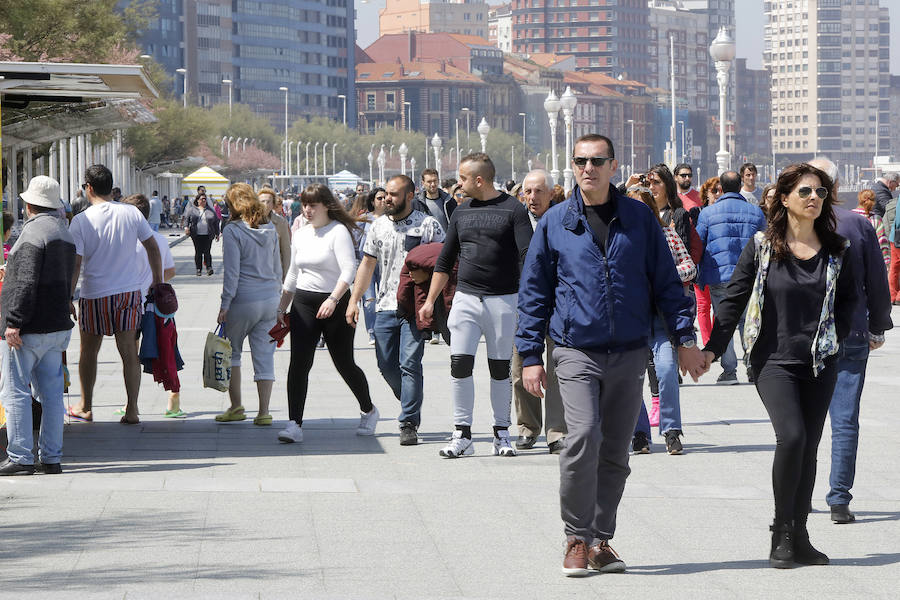 Tras unos inicios de Semana Santa con nubarrones, el buen tiempo se ha instalado el fin de semana permitiendo a propios y turistas disfrutar de los rincones de Gijón