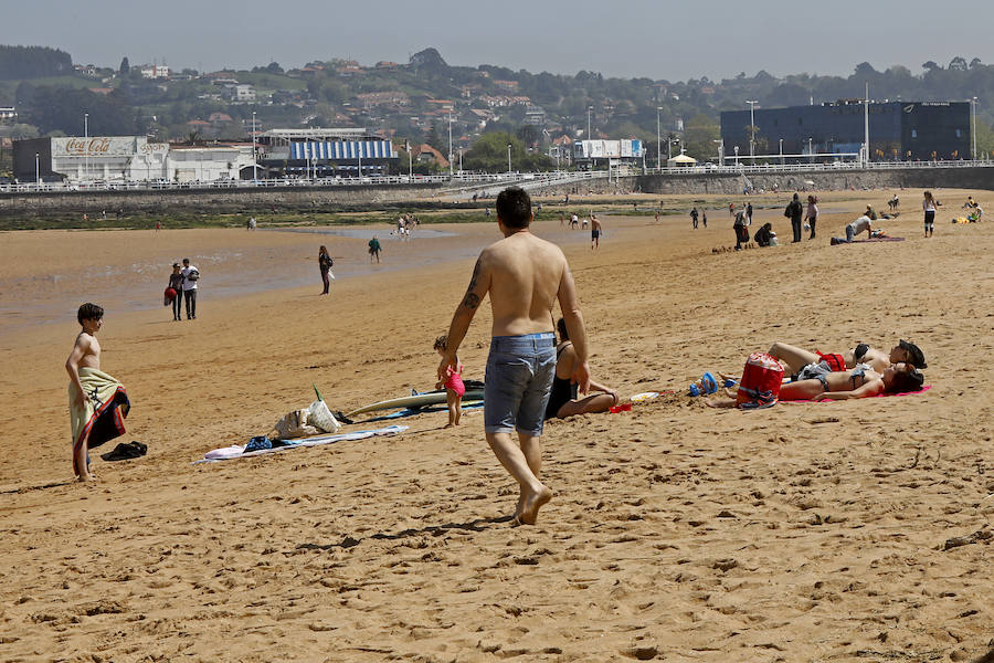 Tras unos inicios de Semana Santa con nubarrones, el buen tiempo se ha instalado el fin de semana permitiendo a propios y turistas disfrutar de los rincones de Gijón