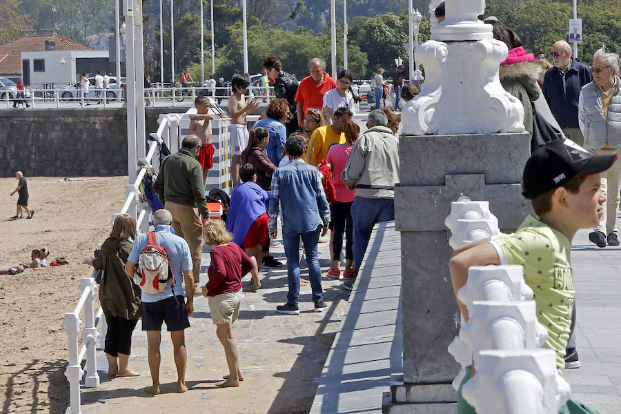 Tras unos inicios de Semana Santa con nubarrones, el buen tiempo se ha instalado el fin de semana permitiendo a propios y turistas disfrutar de los rincones de Gijón
