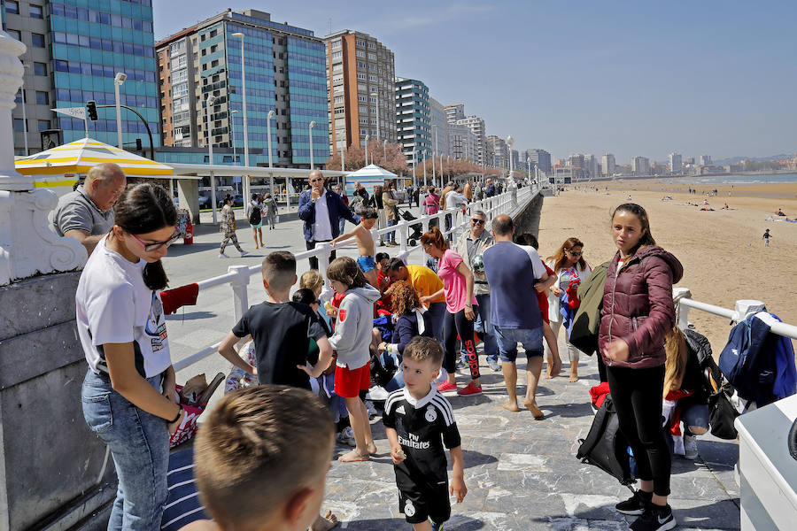 Tras unos inicios de Semana Santa con nubarrones, el buen tiempo se ha instalado el fin de semana permitiendo a propios y turistas disfrutar de los rincones de Gijón