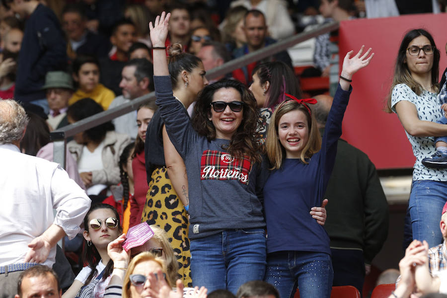 Fotos: ¿Estuviste en el derbi femenino en El Molinón? ¡Búscate!