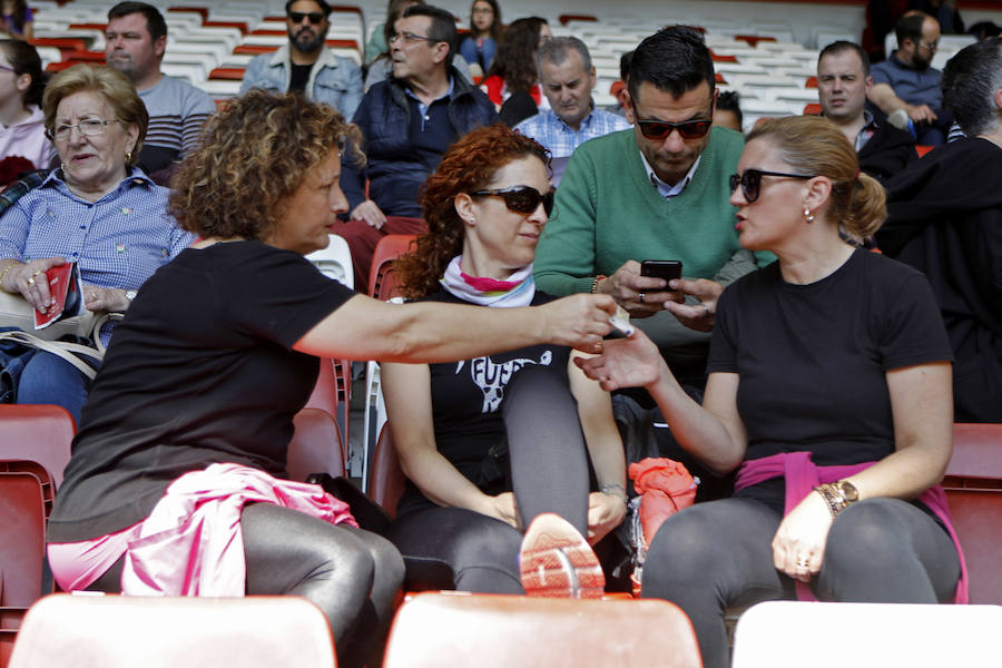 Fotos: ¿Estuviste en el derbi femenino en El Molinón? ¡Búscate!