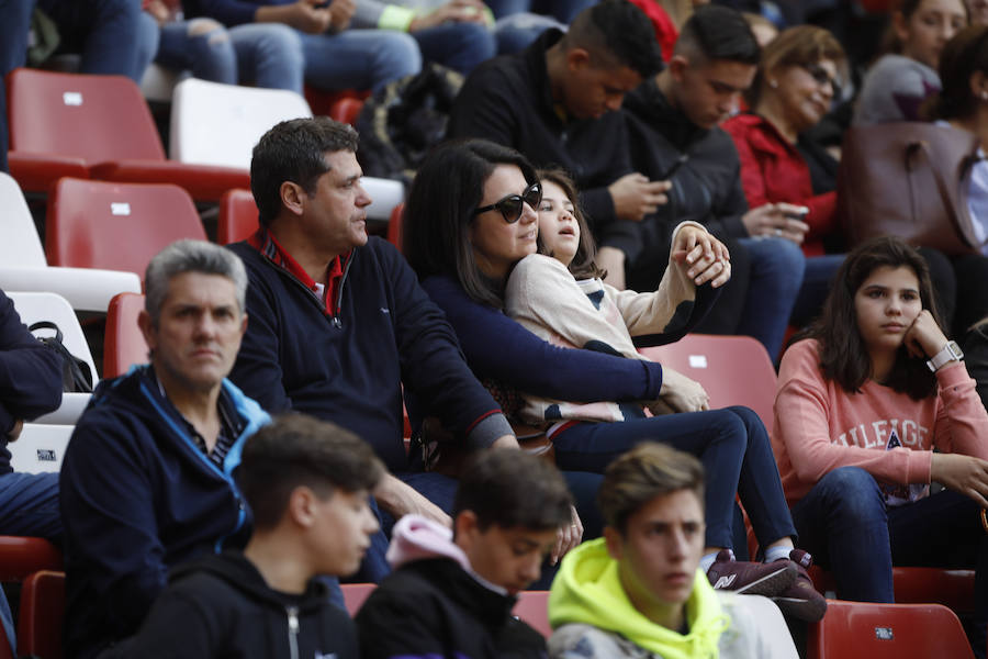 Fotos: ¿Estuviste en el derbi femenino en El Molinón? ¡Búscate!