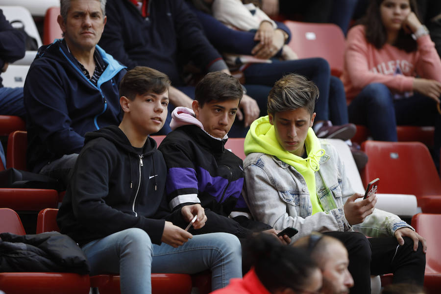 Fotos: ¿Estuviste en el derbi femenino en El Molinón? ¡Búscate!