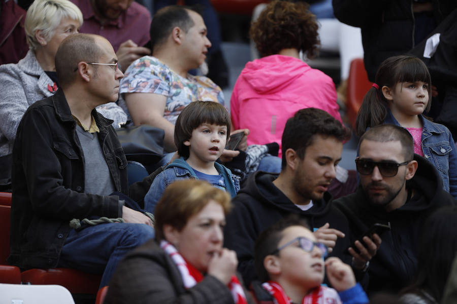 Fotos: ¿Estuviste en el derbi femenino en El Molinón? ¡Búscate!