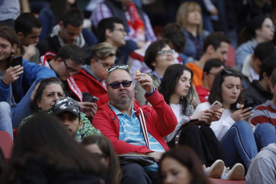 Fotos: ¿Estuviste en el derbi femenino en El Molinón? ¡Búscate!