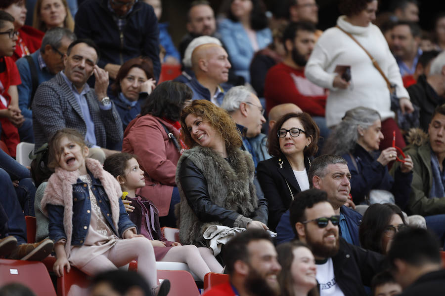 Fotos: ¿Estuviste en el derbi femenino en El Molinón? ¡Búscate!