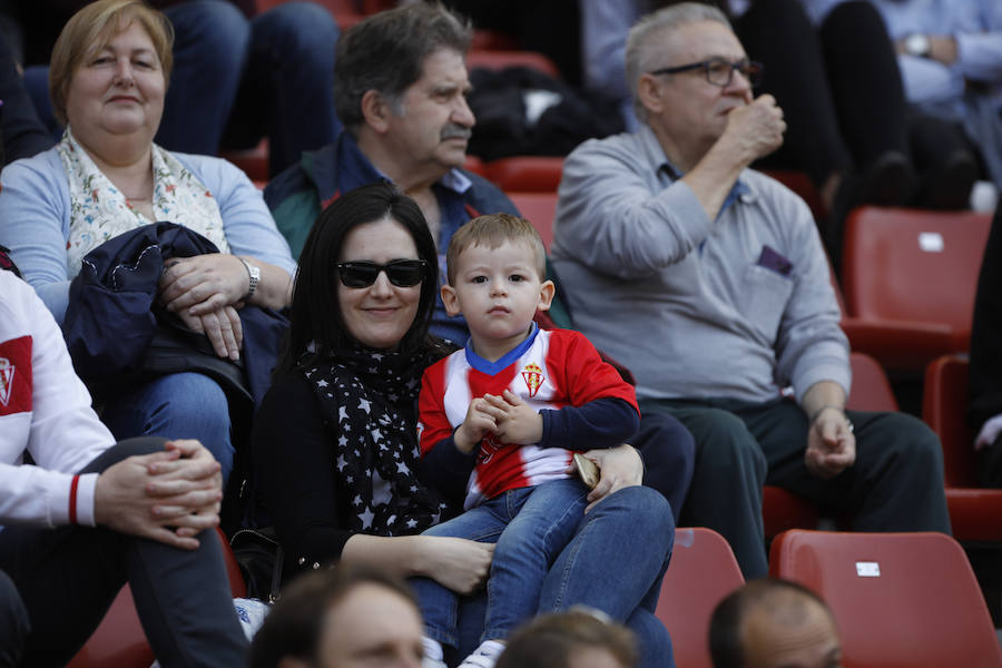 Fotos: ¿Estuviste en el derbi femenino en El Molinón? ¡Búscate!