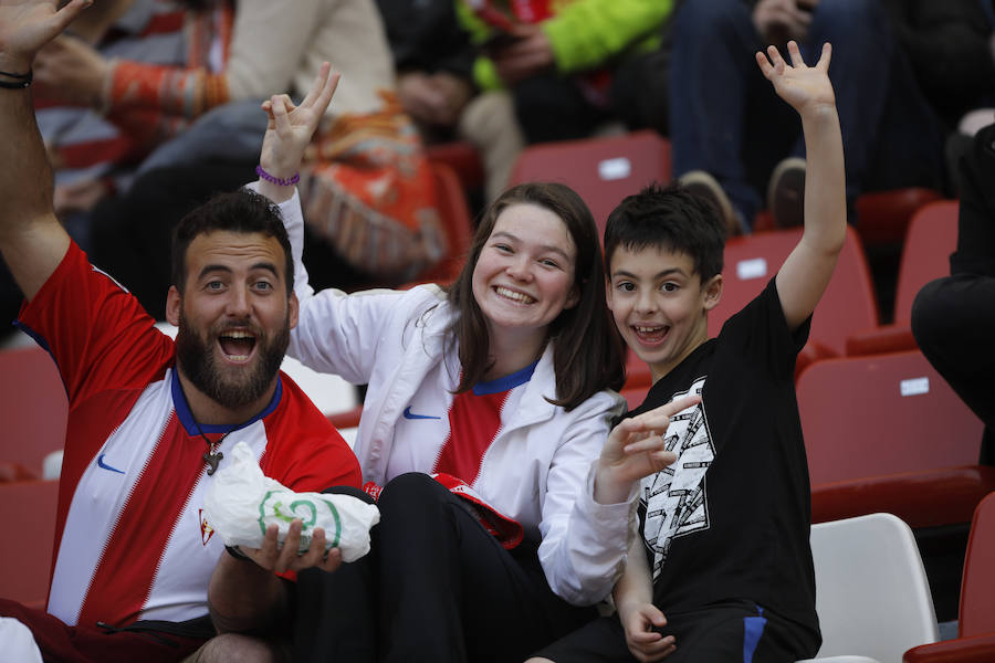 Fotos: ¿Estuviste en el derbi femenino en El Molinón? ¡Búscate!