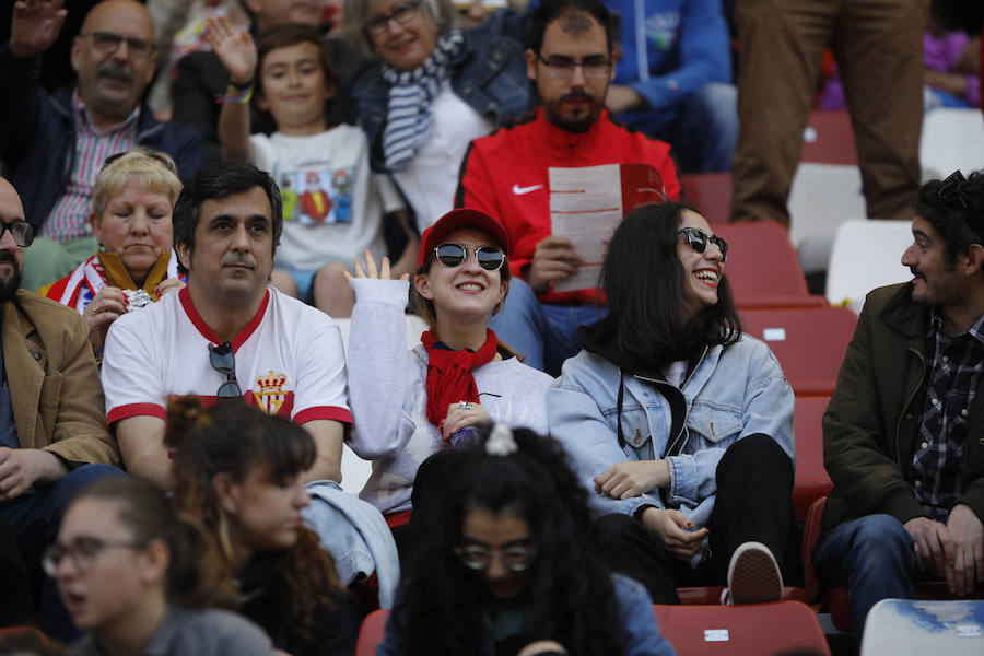 Fotos: ¿Estuviste en el derbi femenino en El Molinón? ¡Búscate!