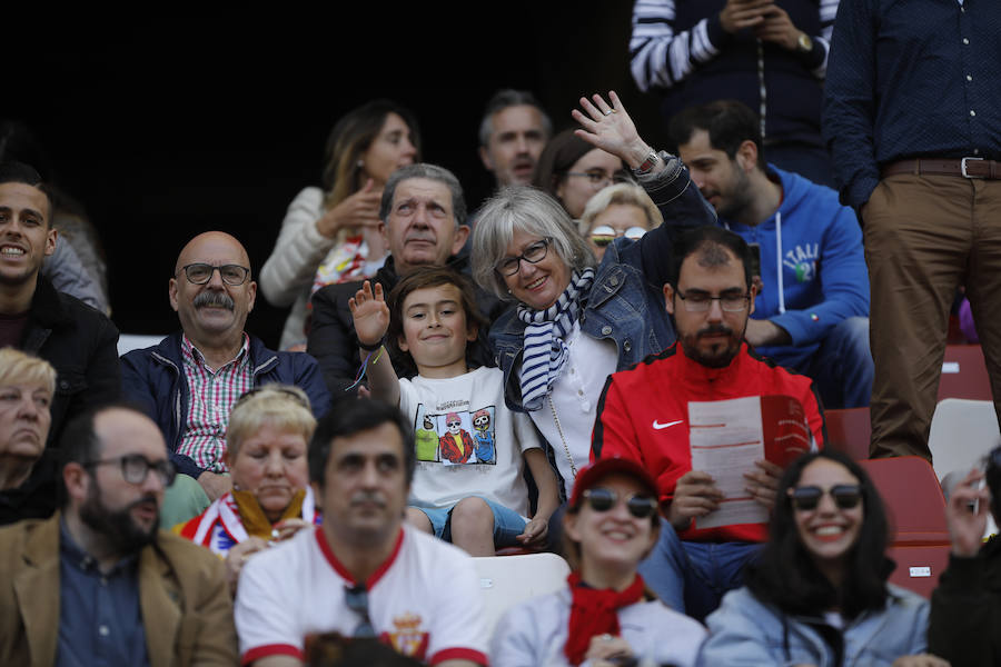 Fotos: ¿Estuviste en el derbi femenino en El Molinón? ¡Búscate!