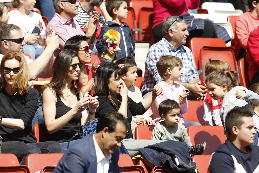 Fotos: ¿Estuviste en el derbi femenino en El Molinón? ¡Búscate!