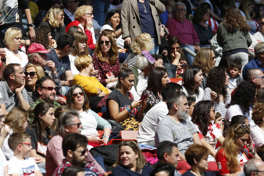 Fotos: ¿Estuviste en el derbi femenino en El Molinón? ¡Búscate!