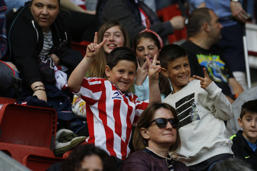 Fotos: ¿Estuviste en el derbi femenino en El Molinón? ¡Búscate!