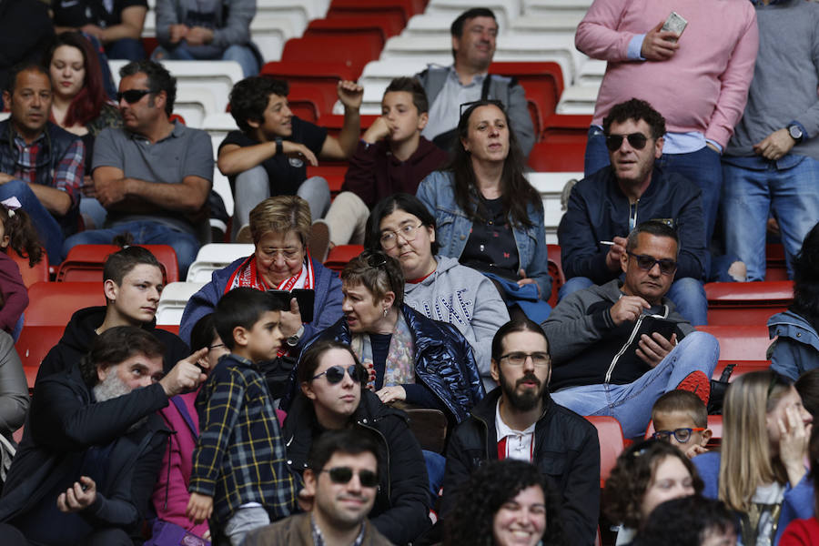 Fotos: ¿Estuviste en el derbi femenino en El Molinón? ¡Búscate!