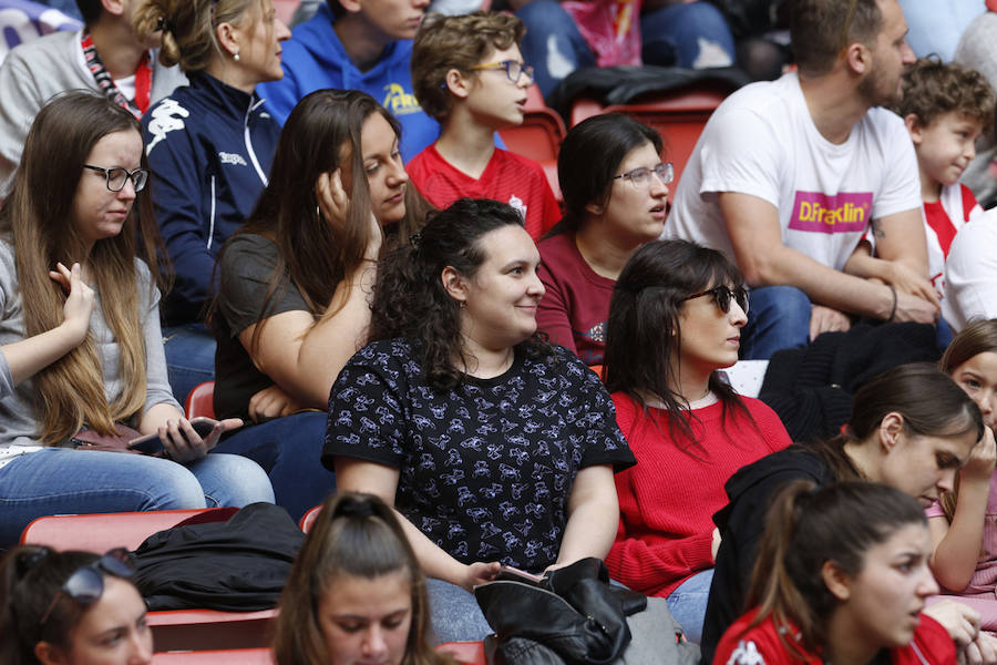 Fotos: ¿Estuviste en el derbi femenino en El Molinón? ¡Búscate!