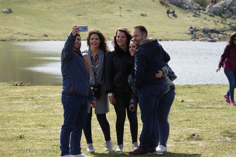 El Principado tuvo un tiempo de lo más agradable durante la jornada del Viernes Santo. Puntos de gran afluencia turística, como la costa o los Lagos de Covadonga se llenaron de visitantes