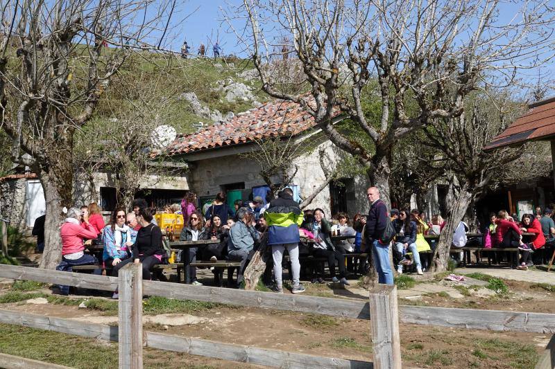 El Principado tuvo un tiempo de lo más agradable durante la jornada del Viernes Santo. Puntos de gran afluencia turística, como la costa o los Lagos de Covadonga se llenaron de visitantes