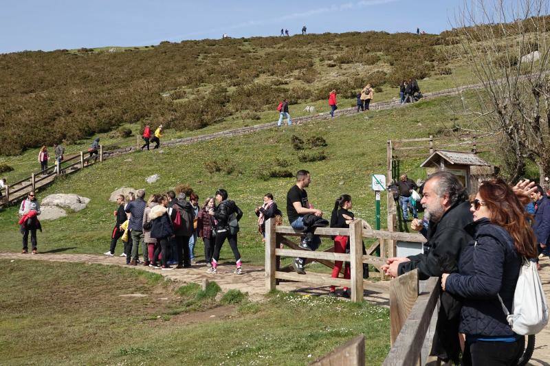 El Principado tuvo un tiempo de lo más agradable durante la jornada del Viernes Santo. Puntos de gran afluencia turística, como la costa o los Lagos de Covadonga se llenaron de visitantes