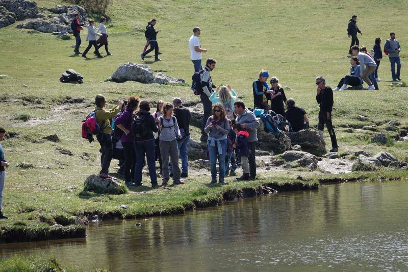 El Principado tuvo un tiempo de lo más agradable durante la jornada del Viernes Santo. Puntos de gran afluencia turística, como la costa o los Lagos de Covadonga se llenaron de visitantes