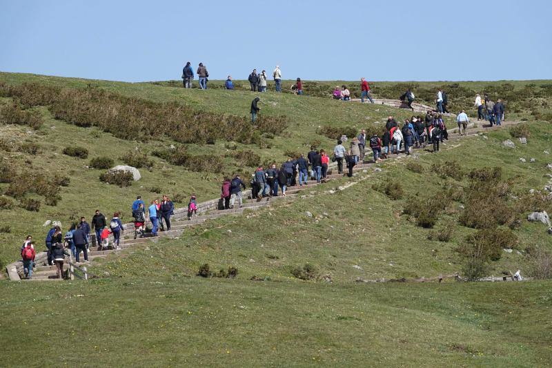 El Principado tuvo un tiempo de lo más agradable durante la jornada del Viernes Santo. Puntos de gran afluencia turística, como la costa o los Lagos de Covadonga se llenaron de visitantes